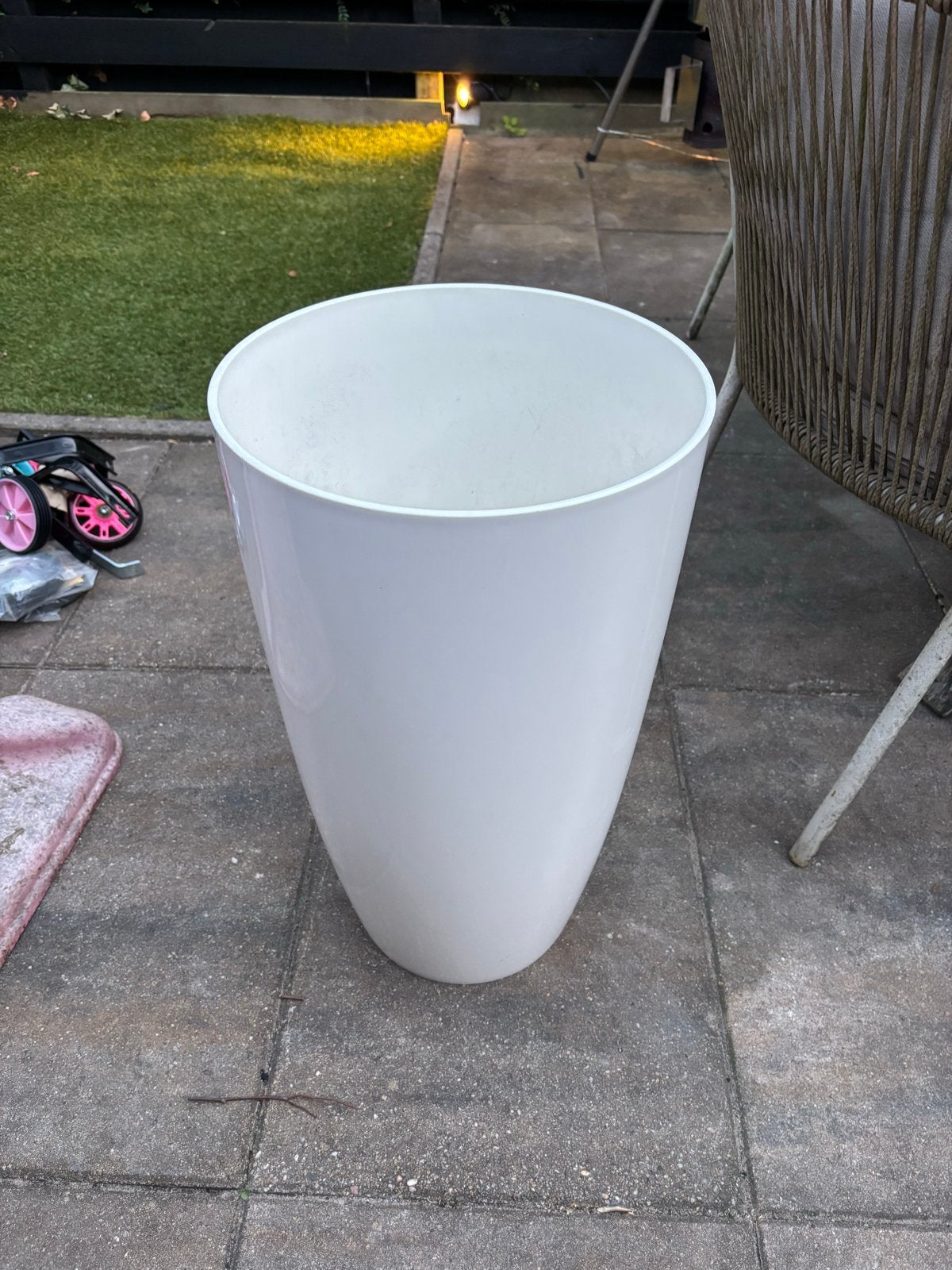 Witte bloempot/plantenbak, Tuin en Terras, Bloempotten, Kunststof, Gebruikt, Rond, Binnen