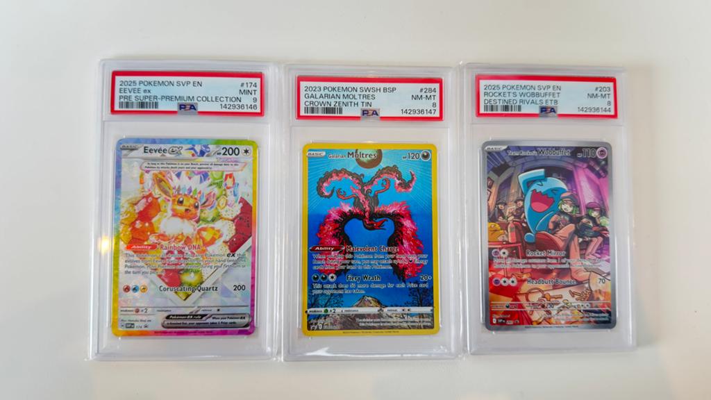Pokémon PSA Graded Eevee, Moltres, Wobbuffet, Ophalen of Verzenden, Zo goed als nieuw, Speelkaart(en)