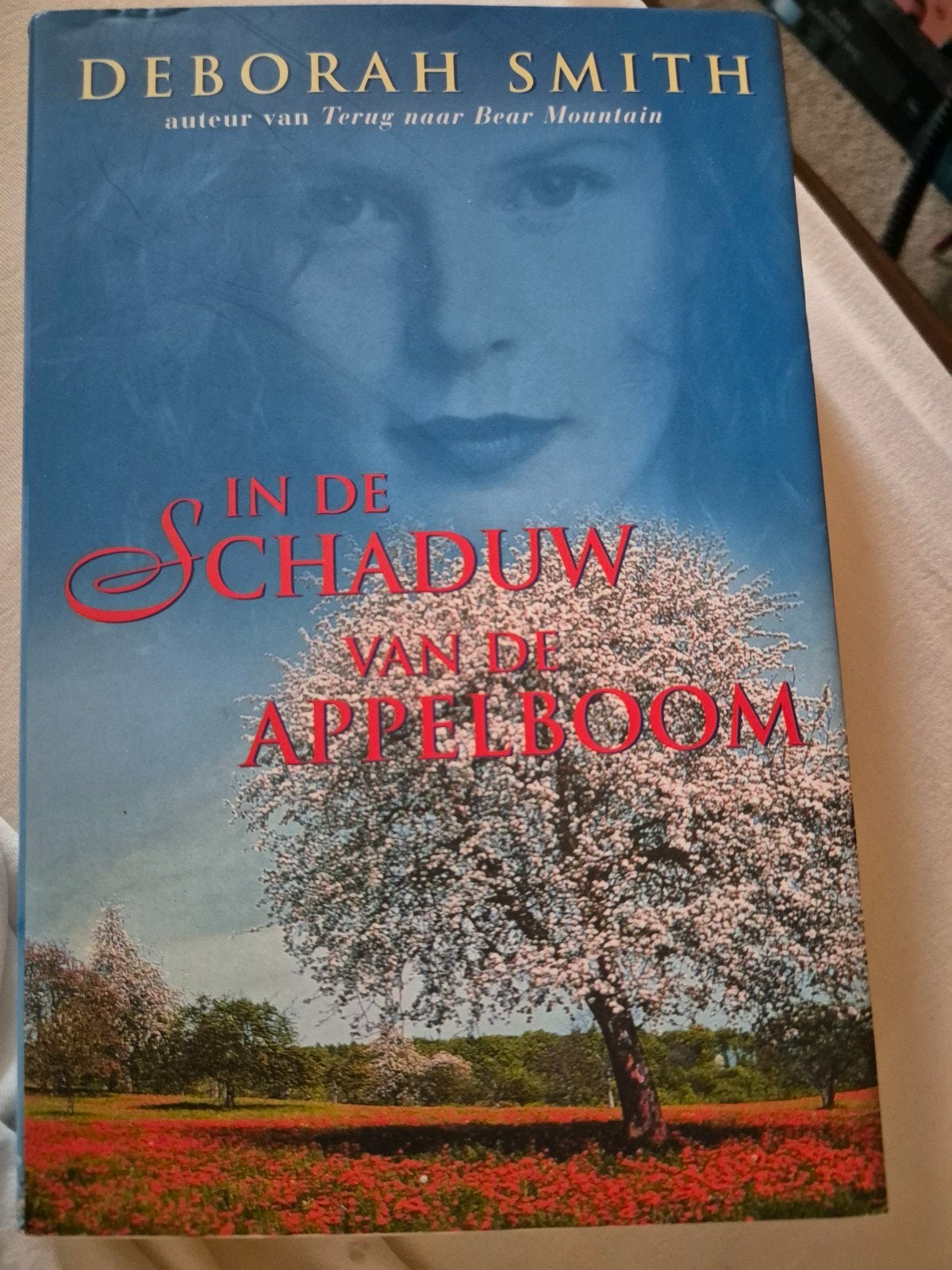 Deborah Smith - In de schaduw van de appelboom, Ophalen of Verzenden, Zo goed als nieuw, Deborah Smith