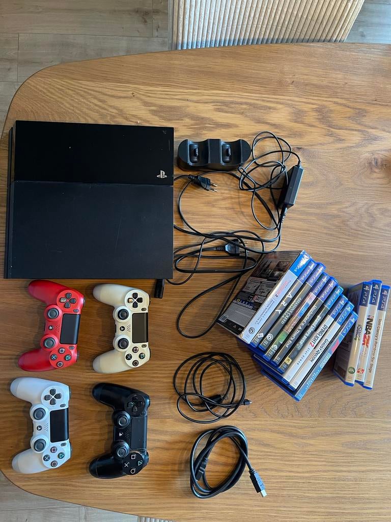 PS4 met 861GB opslag, 4 controllers, oplaadstation en kabels, Ophalen, 1 TB, Original, Met 3 controllers of meer