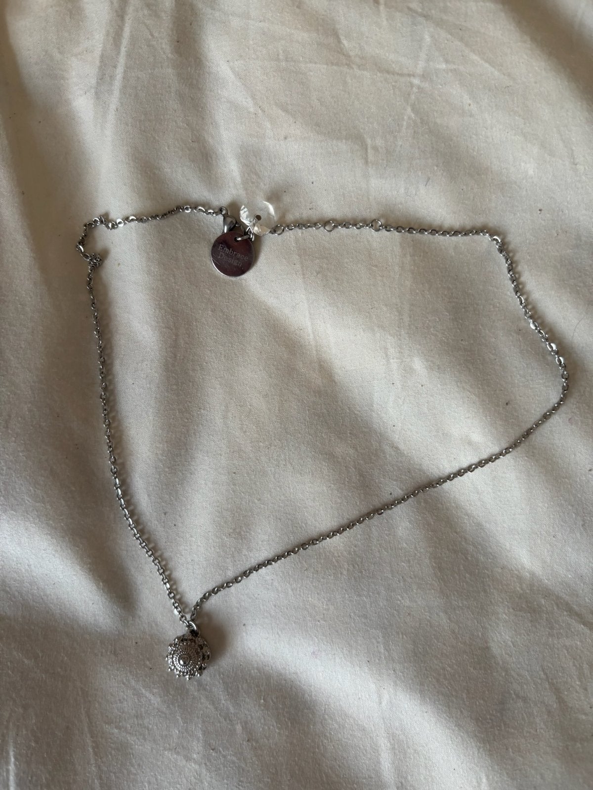Zilverkleurige ketting met hanger en diverse grabbelton, Met kristal, Overige materialen, Gebruikt, Ophalen of Verzenden