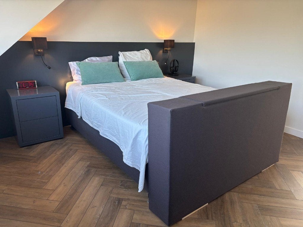 2 boxsprings 80x200  met M-Line matrassen en TV  met lift, Ophalen, Overige materialen, Gebruikt, Tweepersoons