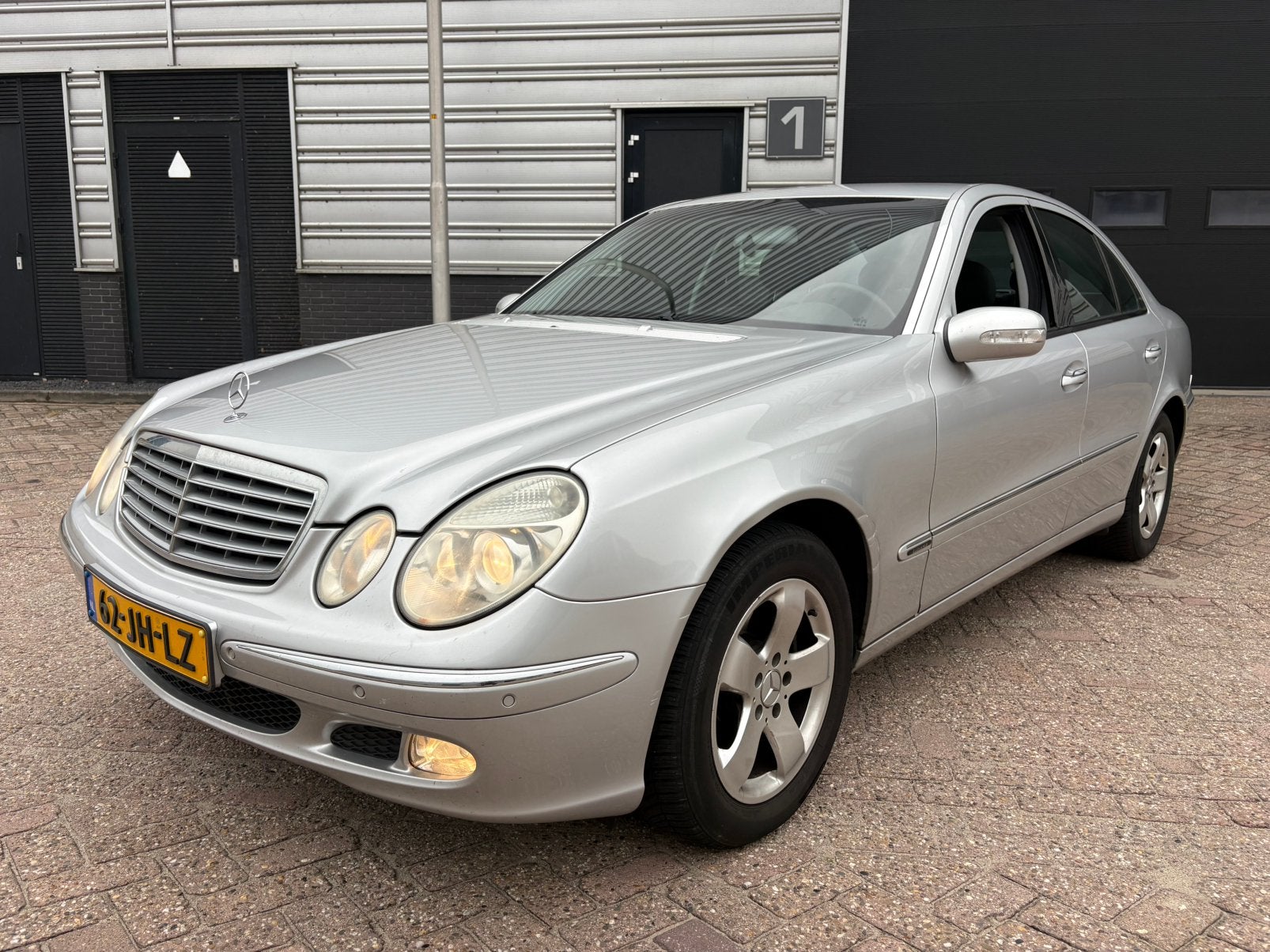 Mercedes-Benz E-Klasse 2.6 E240 Sedan AUT 2002 Grijs, Auto's, Automaat, Zwart, 1505 kg, Bedrijf