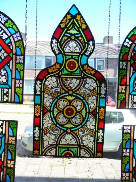 Glas-in-lood kerkraam 19de eeuw, Antiek en Kunst, Antiek | Glas en Kristal, Ophalen