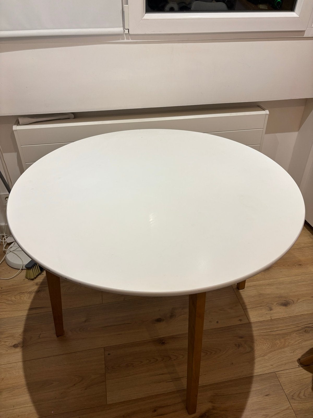 JYSK JEGIND ronde eettafel Ø105 cm – wit/hout, Ophalen, Gebruikt, 50 tot 100 cm, 100 tot 150 cm