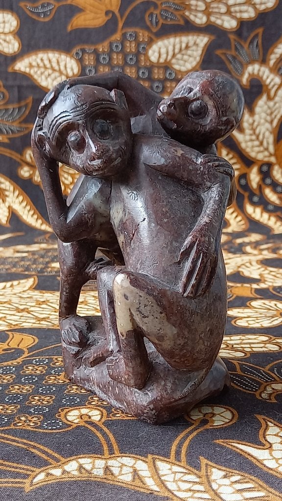 Mooi oud antiek Oosters stenen beeldje van twee apen 13,6 cm, Ophalen of Verzenden, Beeld, Gesneden, Steen/keramiek