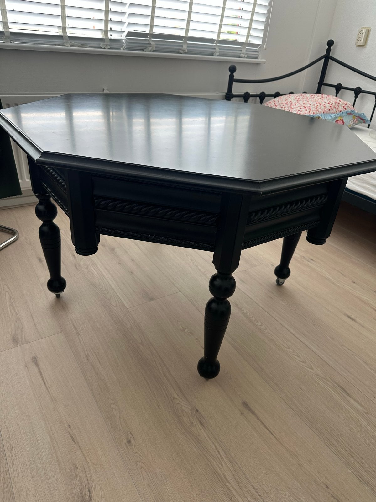 Zwarte Marokkaanse sederitafel met wielen, Ophalen, 50 – 75, Gebruikt, 100 tot 150 cm