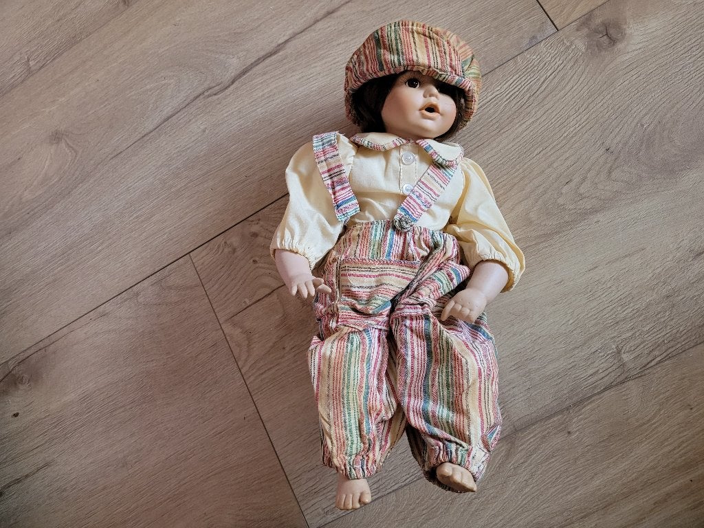 Porseleinen pop - jongen met pet ~ JH7001, Verzamelen, Ophalen of Verzenden, Gebruikt, Pop