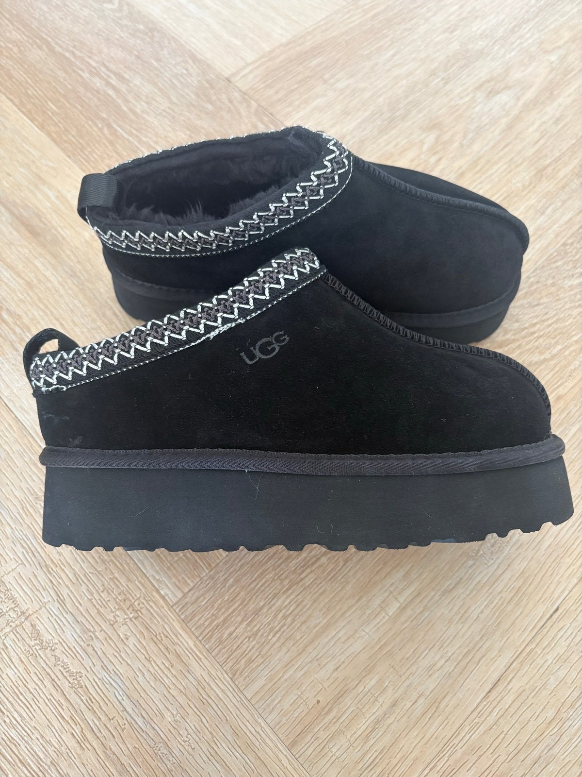 Nieuwe Uggs maat 39 - nooit gedragen, Ophalen of Verzenden, Nieuw, Zwart, Pantoffels of Sloffen