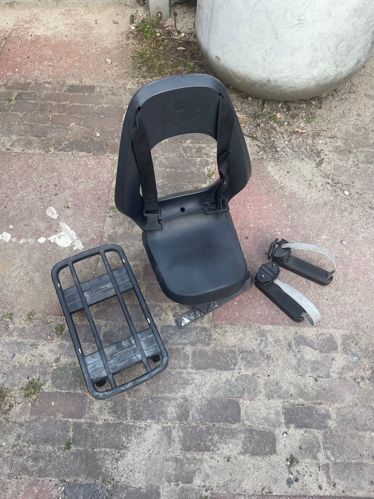 Yepp junior achterzitje met adapter en voetsteunen, Ophalen, Gebruikt, Achterzitje, Voetsteuntjes