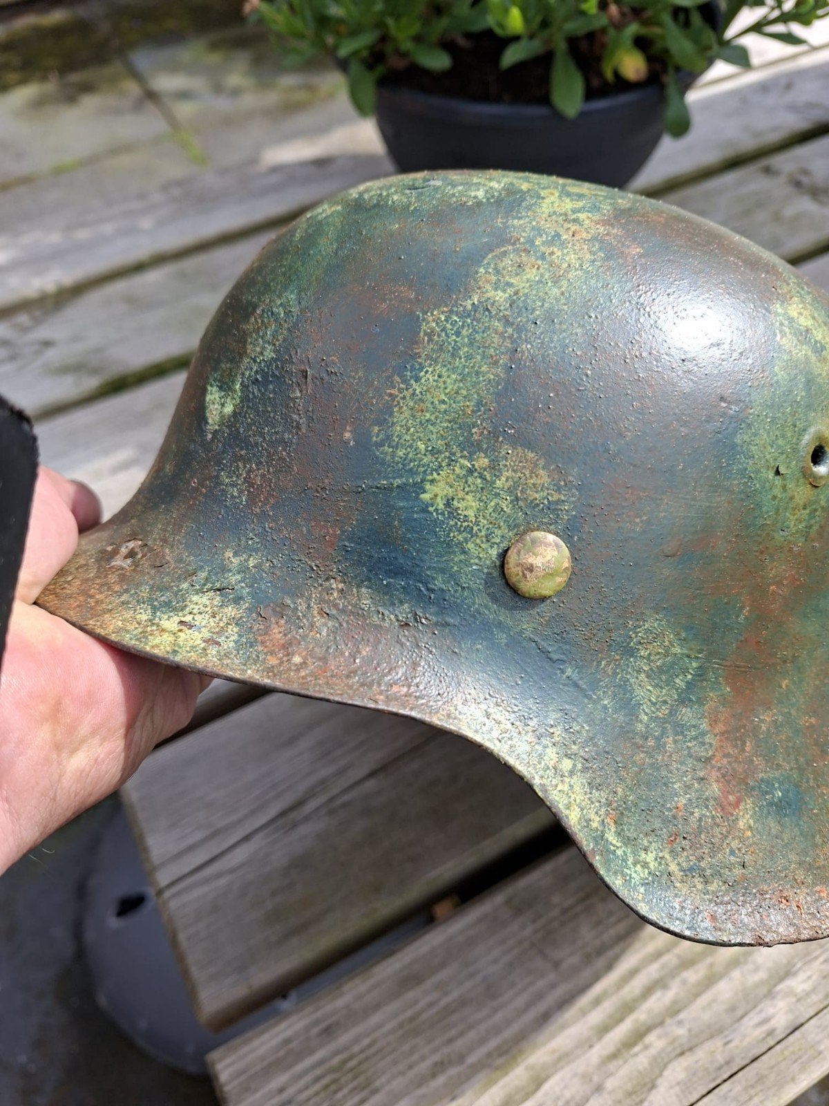 Duitse camo helm ww2 zolder vondst berlijn, Ophalen of Verzenden, Duitsland, Helm of Baret