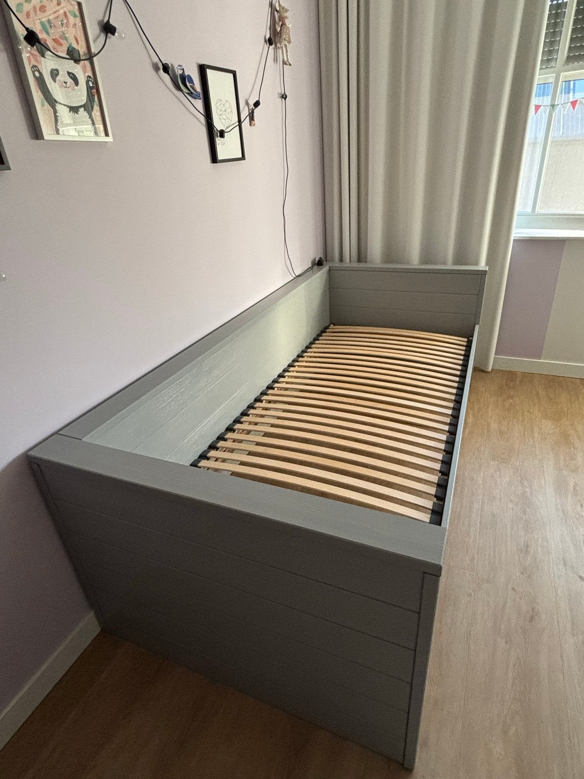 Grijs eenpersoonsbed van Woood met lattenbodem (90x200 cm), Ophalen, Gebruikt, 90 cm, Eenpersoons