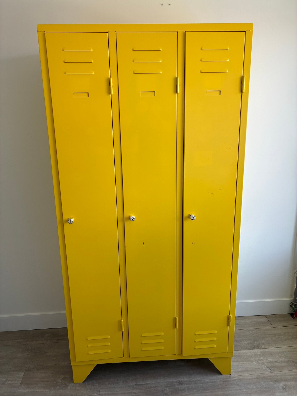 Gele metalen locker kast met 3 deuren, Huis en Inrichting, Kasten | Kledingkasten, Gebruikt, 150 tot 200 cm, 50 tot 100 cm, 25 tot 50 cm