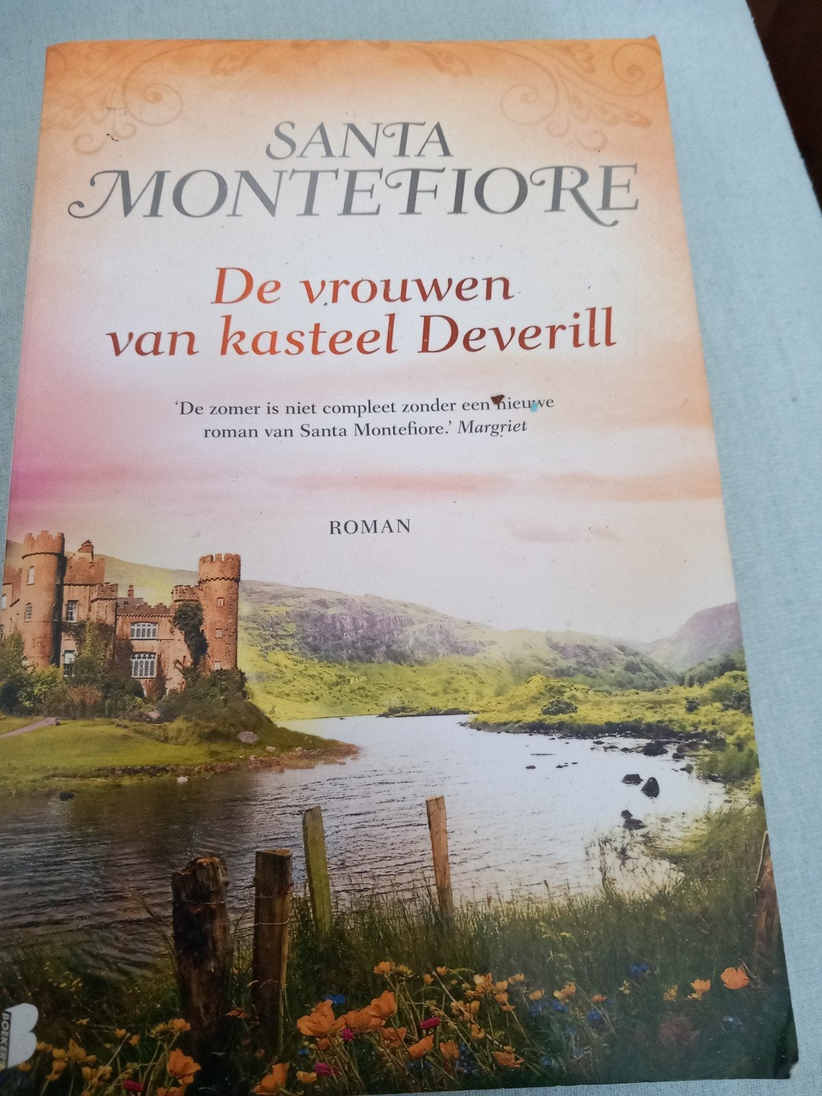 Santa montefiore-De vrouwen van kasteel Deverill, Boeken, Ophalen of Verzenden, Zo goed als nieuw