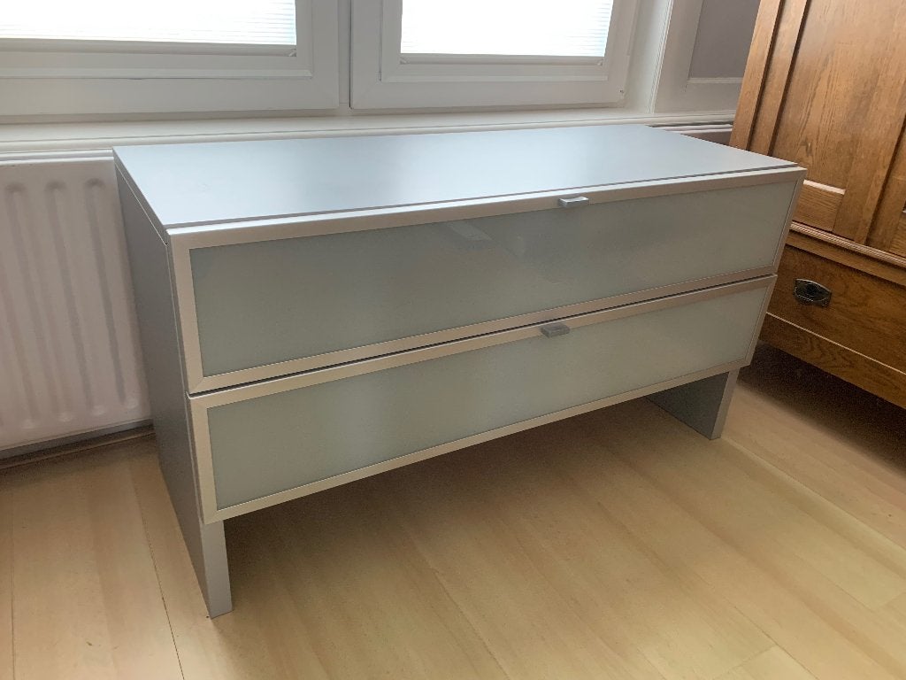 tv / audio meubel van metaal met matglas deuren (110x43x60), Ophalen, Gebruikt, 100 tot 150 cm, Strak modern design