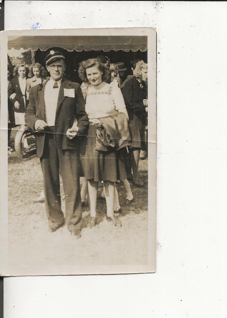 Schipluiden Koos Vis en Miep Lunenburg tijdens Concours 1947, Ophalen of Verzenden, 1940 tot 1960, Ongelopen, Zuid-Holland
