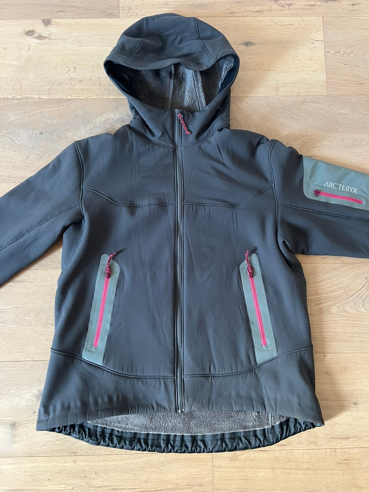 Zelden gedragen softshell van van Arcteryx (valt als 42), Ophalen of Verzenden, Zo goed als nieuw, Maat 42/44 (L)