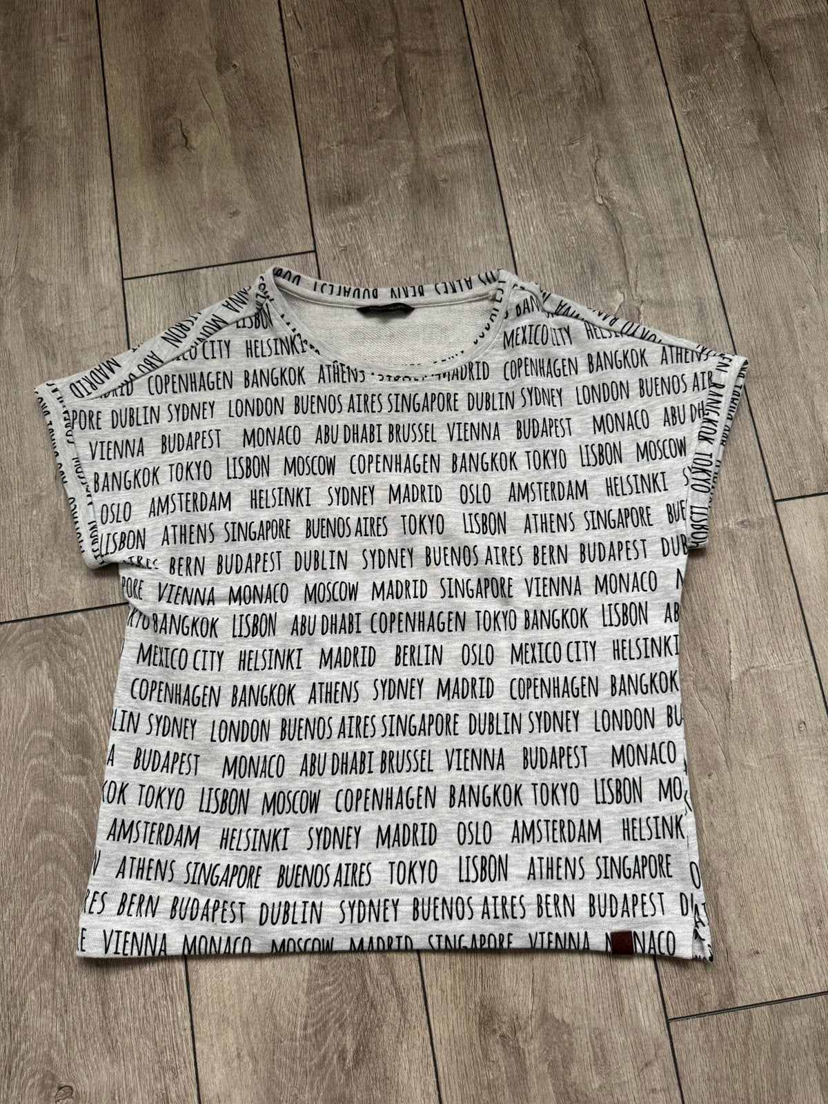 Human Nature Grijs T-shirt met Stedenprint Maat L, Maat 42/44 (L), Ophalen of Verzenden, Zo goed als nieuw, Korte mouw