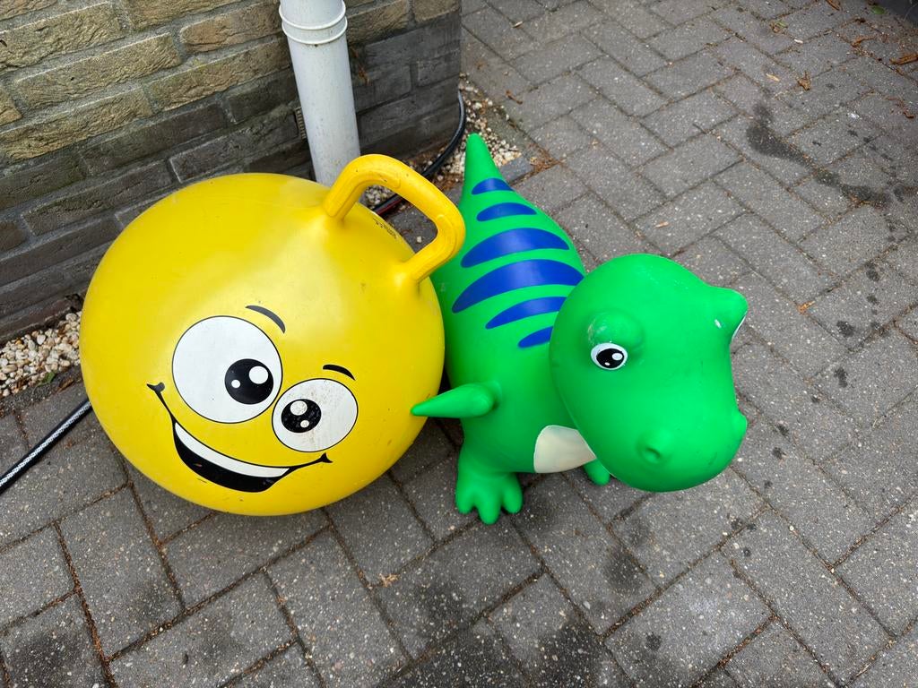 Springbal en opblaasbare dinosaurus, Ophalen, Zo goed als nieuw