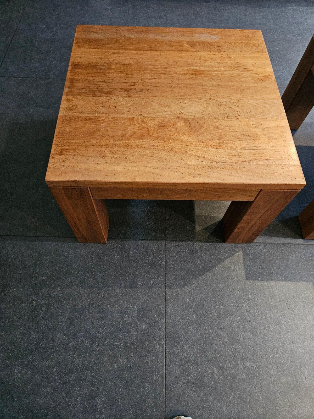 2 x geolied notenhouten salontafeltjes - Vierkant, Ophalen, Minder dan 45 cm, Vierkant, 55 tot 75 cm