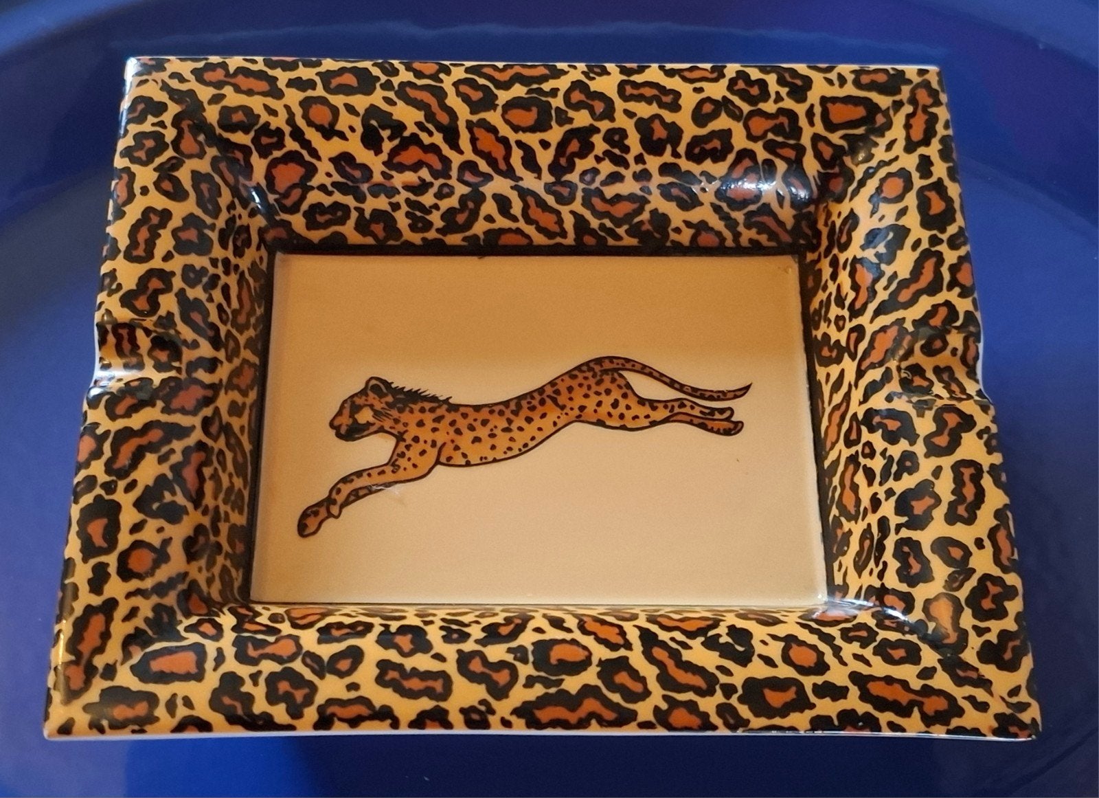 Asbak. Leopard.  Porcelain.  17 x 15 cm., Ophalen of Verzenden, Zo goed als nieuw, Asbak