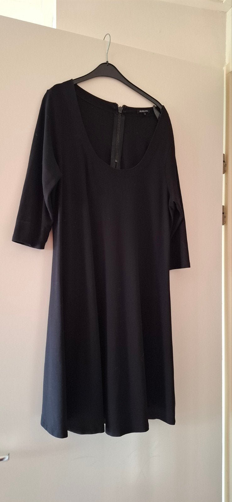 Leuke getailleerde jurk met stoere rits en lage hals, Kleding | Dames, Jurken, Zwart, Ophalen of Verzenden, Knielengte, Gedragen