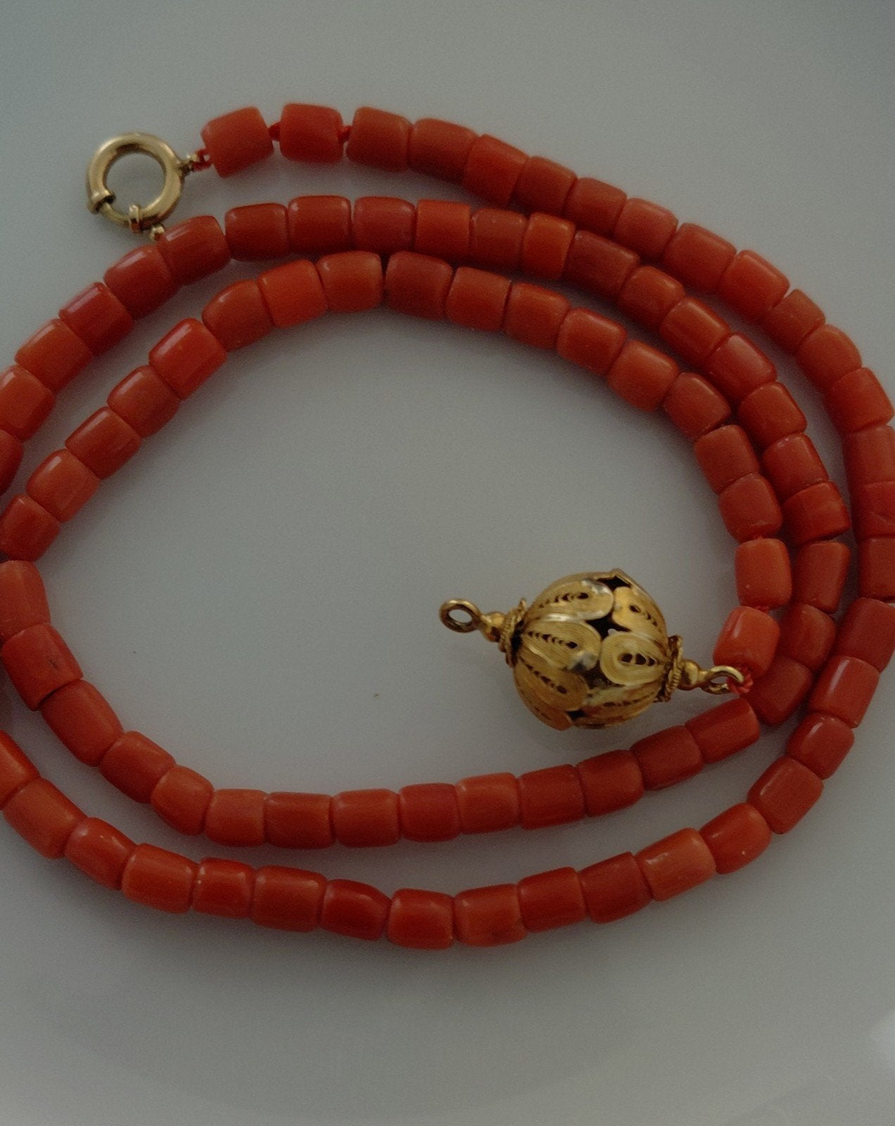 antieke bloedkoraal ketting met goudenornament en  sluiting, Verzenden, Goud, Ketting