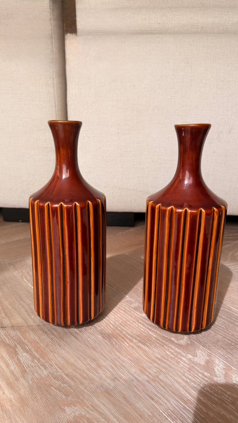 2 cognacbruine vazen met verticale ribbels keramiek, Huis en Inrichting, Woonaccessoires | Vazen, Ophalen, Zo goed als nieuw