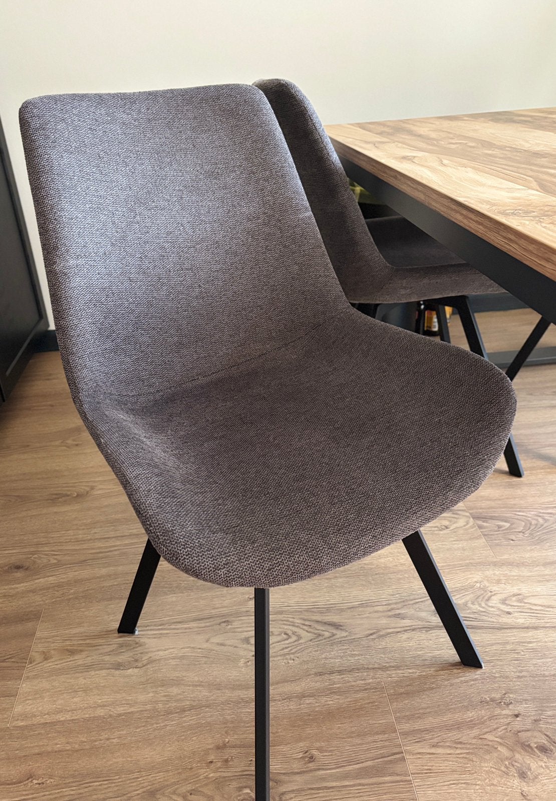 4x JYSK HYGUM draaibare eetkamerstoel grijs/zwart, Huis en Inrichting, Ophalen, Modern, industrieel, Zo goed als nieuw, Vier