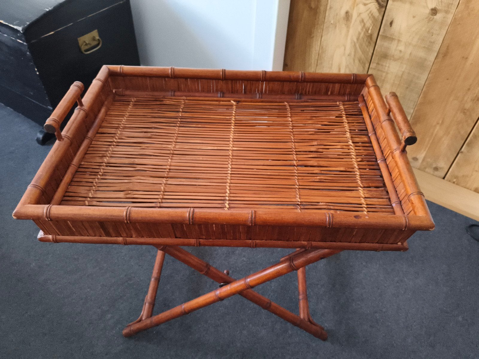 Bamboe theetafel met dienblad, Huis en Inrichting, Bamboe, Vintage, Gebruikt, 55 tot 75 cm, Rechthoekig