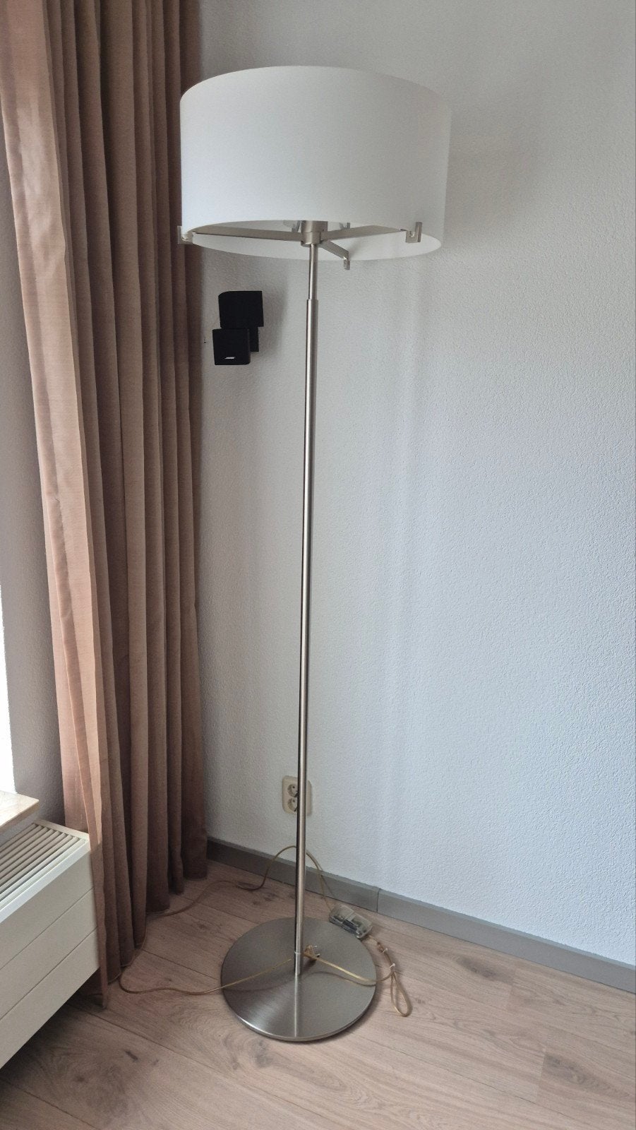 Moderne staande lamp met witte kap, Ophalen, Gebruikt, E27 (groot), Glas
