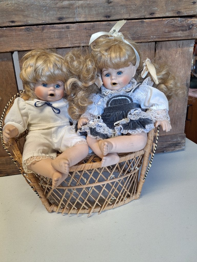 Twee porseleinen poppen op een bankje, Ophalen, Zo goed als nieuw, Pop