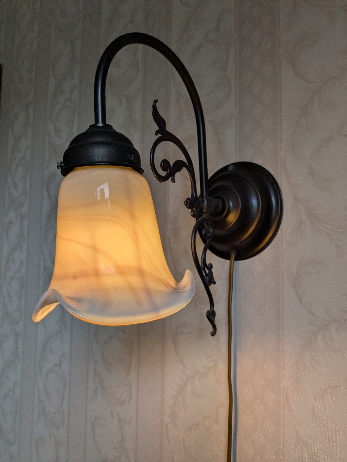 Art Deco Wandlamp met Glazen Kap - Sfeervolle Verlichting, Huis en Inrichting, Lampen | Wandlampen, Ophalen, Gebruikt, Glas, Vintage, Klassiek, Art Nouveau