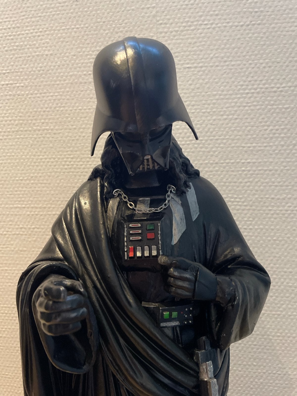 Uniek bewerkt gipsen beeld - Darth Vader Jezus, Antiek en Kunst, Overige onderwerpen, Gips, Handgemaakt, Zwart