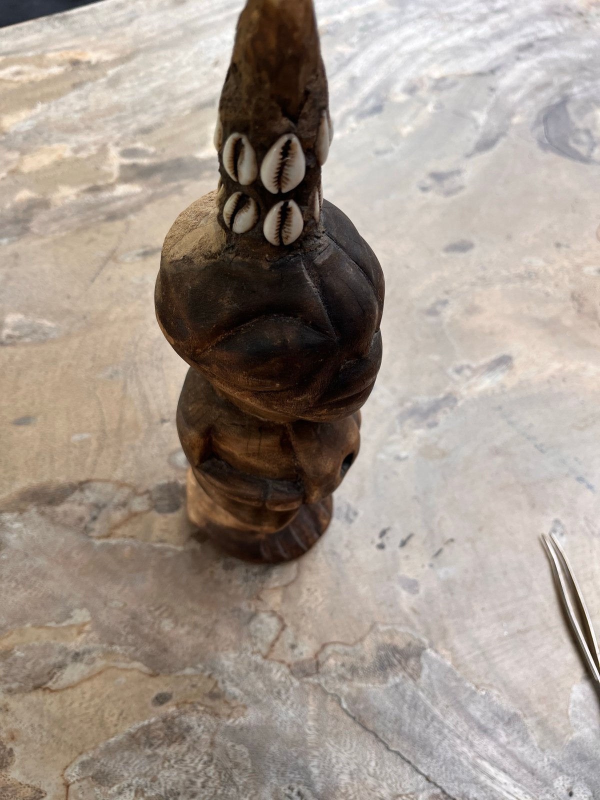 Unieke handgesneden houten sculptuur met kauri schelpen, Antiek en Kunst, Verzenden, Handgemaakt, 20 - 50 cm, Beeld