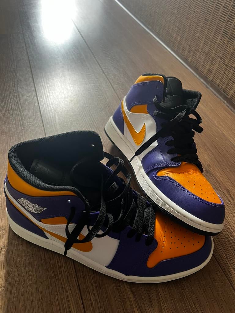 Selling my Jordan 1 mid low, Ophalen of Verzenden, Zo goed als nieuw, Schoenen