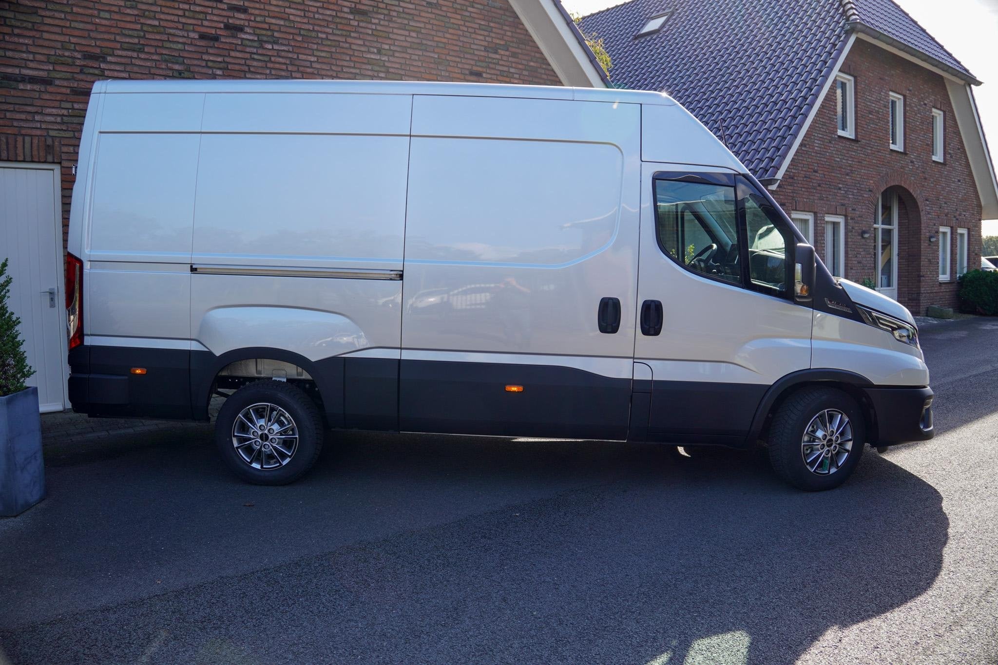 Iveco Daily 210 pk L2H2 Aut. 3500KG Laadvermogen Vol opties,, Automaat, Gebruikt, Zwart, 4 cilinders