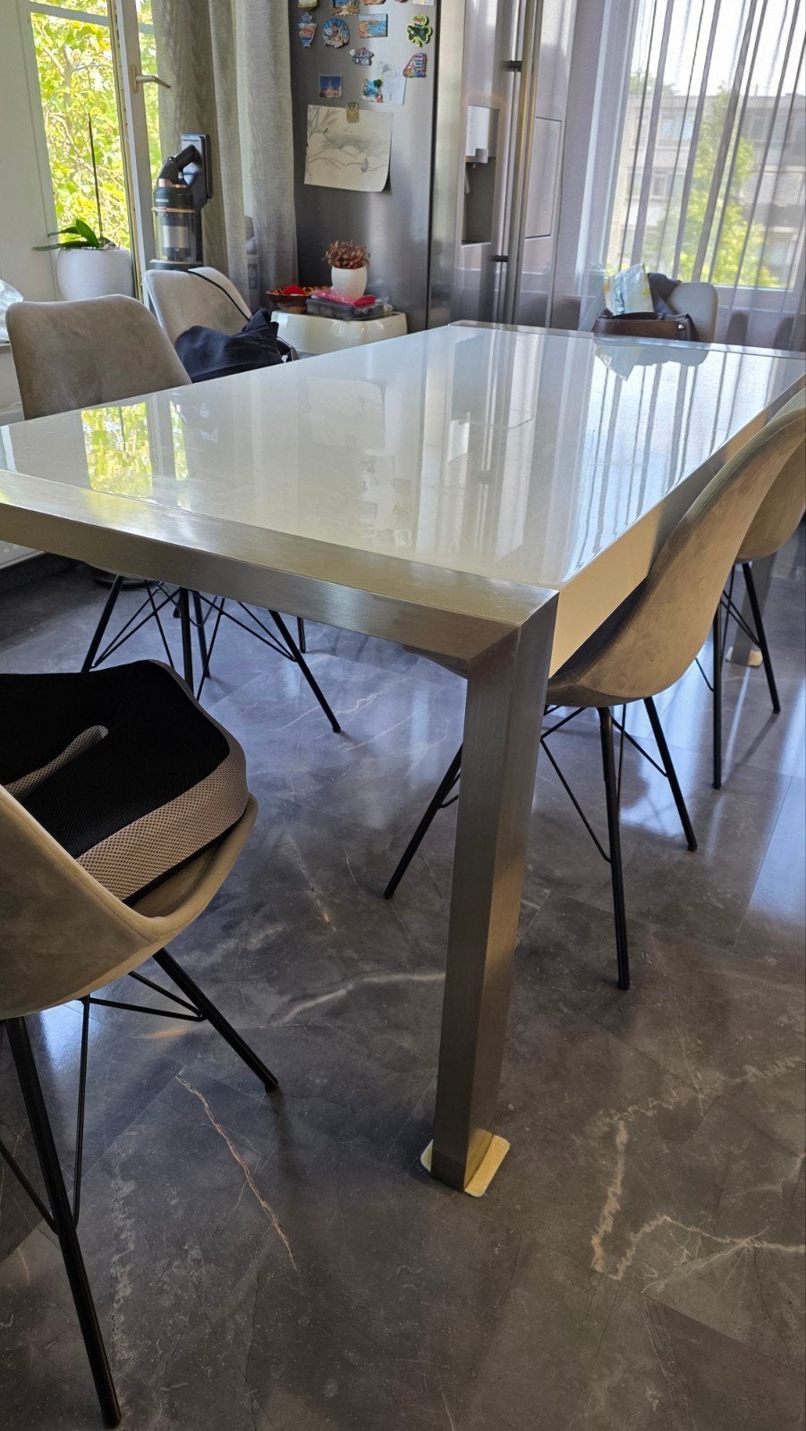 Moderne eettafel met glanzend blad en metalen poten, Ophalen, Gebruikt, 50 tot 100 cm, 150 tot 200 cm