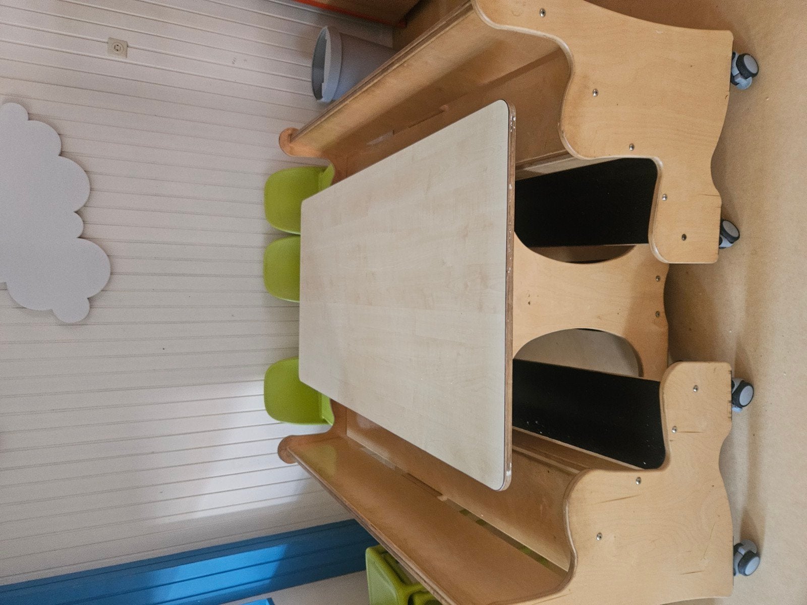 Kindertafel met 2 banken voor kinderopvang, Ophalen, Gebruikt, Tafel(s) en Stoel(en)