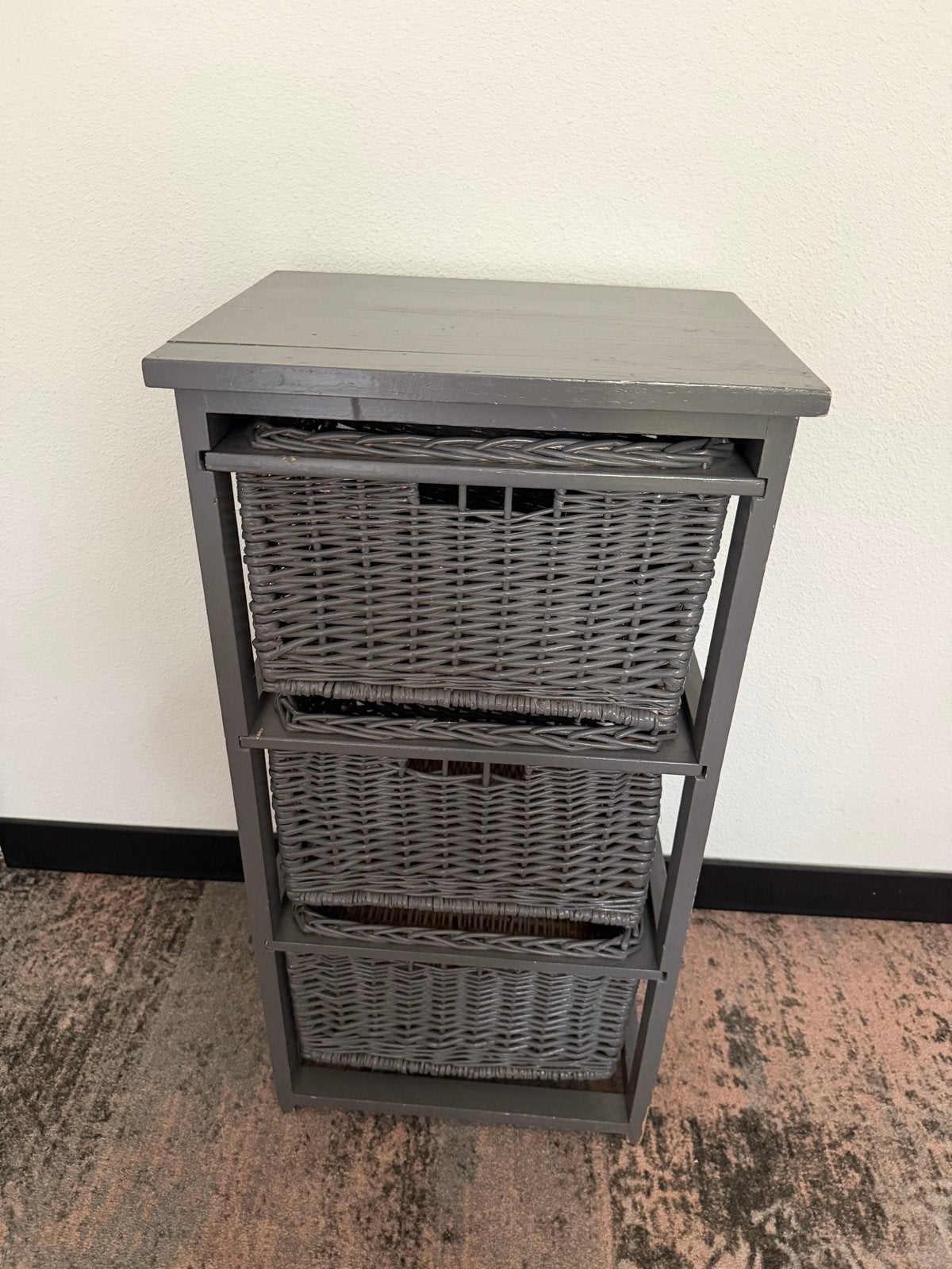 Grijs geverfde  kast met 3 rieten manden - 80cm hoog, Huis en Inrichting, Kasten | Overige, Gebruikt, Ophalen of Verzenden