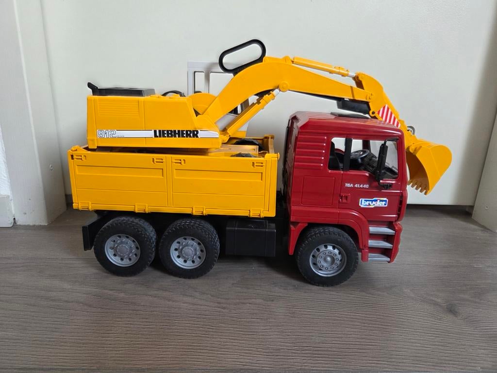 Bruder vrachtwagen met Liebherr graafmachine, Kinderen en Baby's, Speelgoed | Speelgoedvoertuigen, Gebruikt, Ophalen of Verzenden