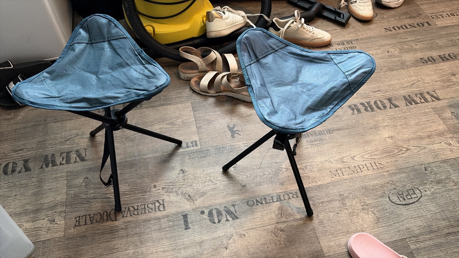 2 Gebruikte Opvouwbare Krukjes - Ideaal voor Camping/Vissen, Huis en Inrichting, Krukjes, Ophalen, Gebruikt, Overige materialen