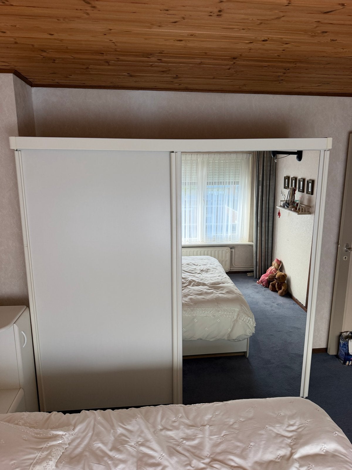 Witte kledingkast met schuifdeuren en spiegel, Ophalen, Met plank(en), Gebruikt, 100 tot 150 cm