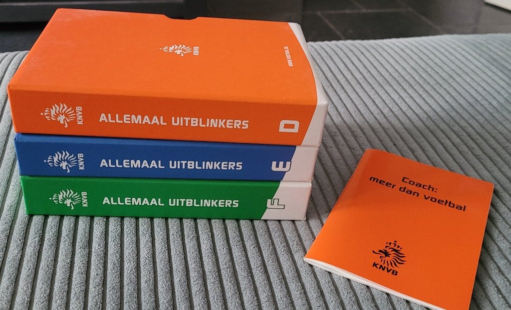 KNVB Allemaal Uitblinkers 3 boxen D-E-F pupillen, boek + DVD, Boeken, Ophalen of Verzenden, Nieuw, KNVB, Balsport