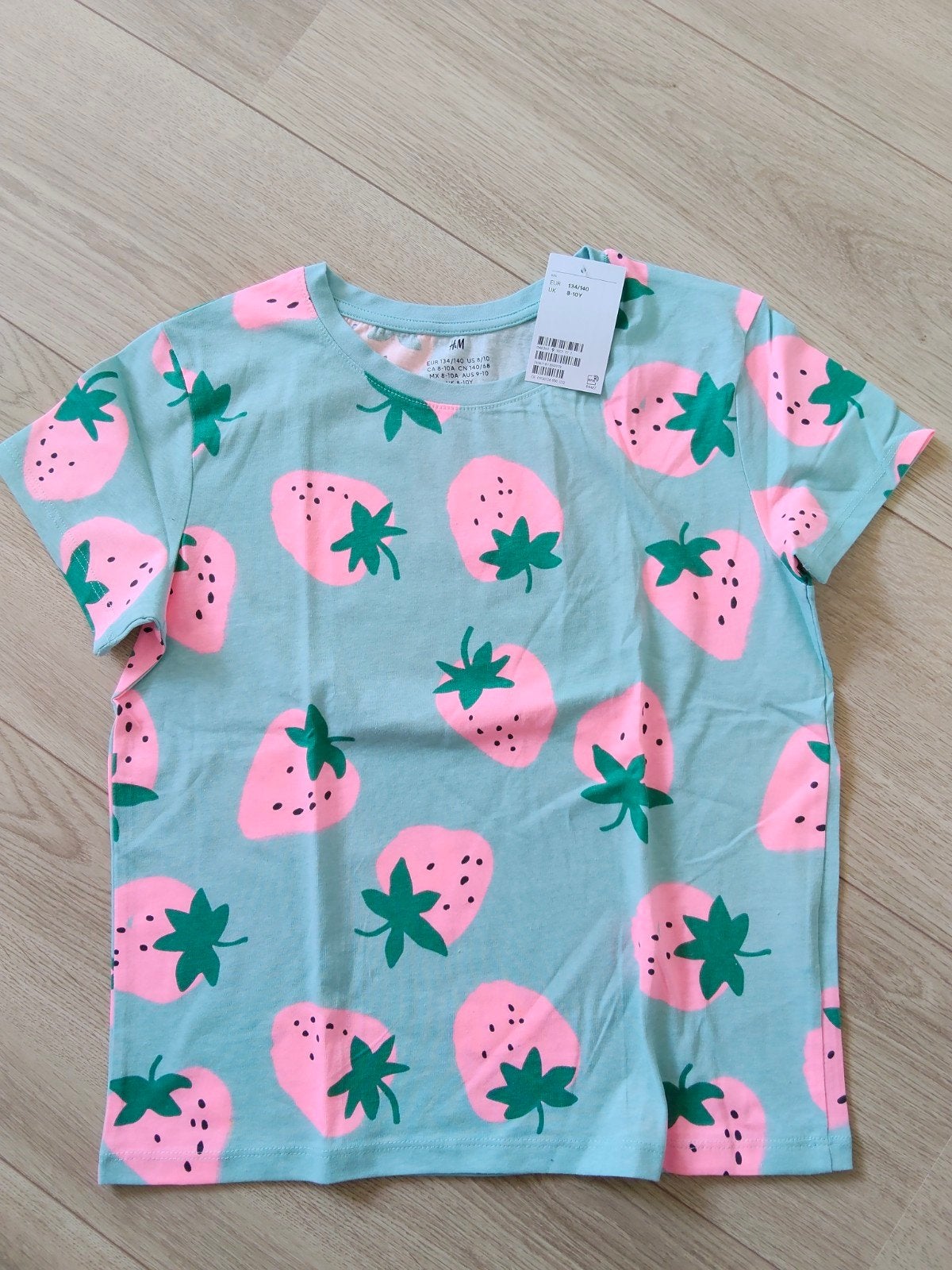 Nieuw! Lief blauw aardbeien shirt van H&M! Mt 134/140, Meisje, H&M, Nieuw, Ophalen of Verzenden