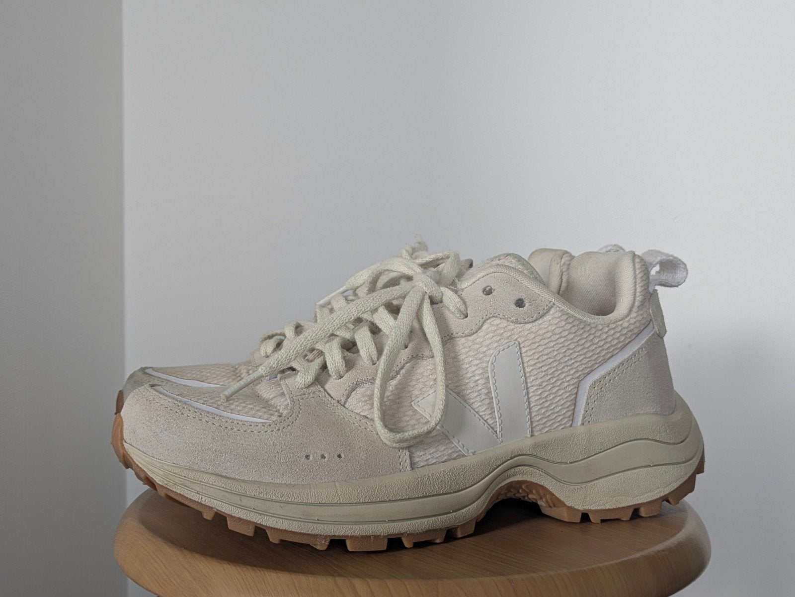 Veja Venturi II Dames Schonen - maat 40, Beige, Veja, Ophalen of Verzenden, Sneakers of Gympen