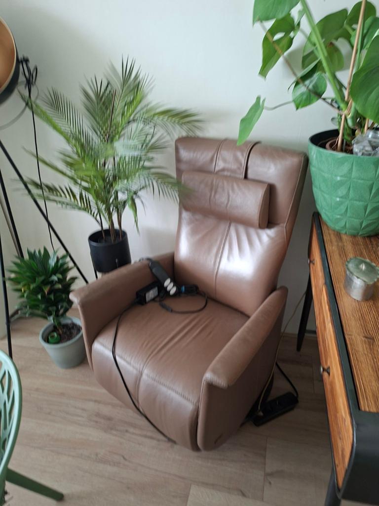 Comfortabele elektrische sta-op stoel, Gebruikt, Bruin, Leer, Ophalen of Verzenden