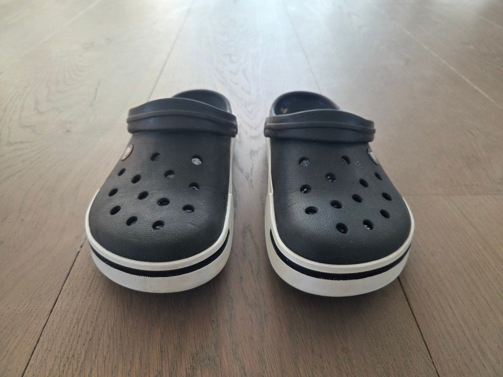 Zwarte Crocs met witte zool, maat 39, Ophalen of Verzenden, Crocs, Gedragen, Instappers