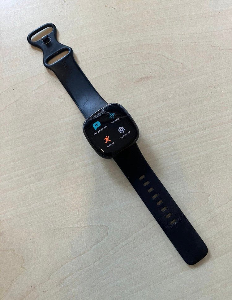 Fitbit Versa 3 barst in scherm. €20, Ophalen of Verzenden, Zo goed als nieuw, Zwart, Android