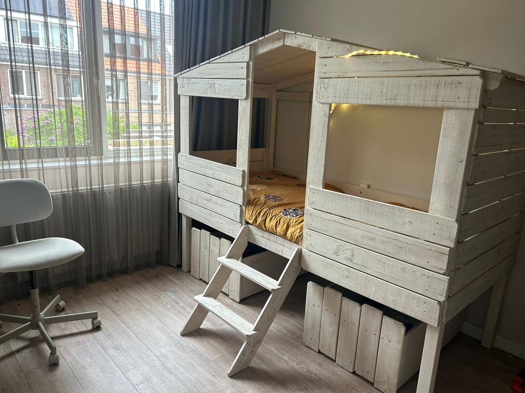 Boomhut bed met opberglades 90x200 en bureau., Ophalen, Zo goed als nieuw, Hoogslaper